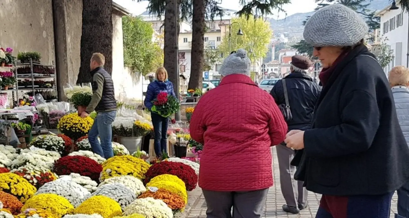 Piazzale di fronte al cimitero già off-limits per le auto
