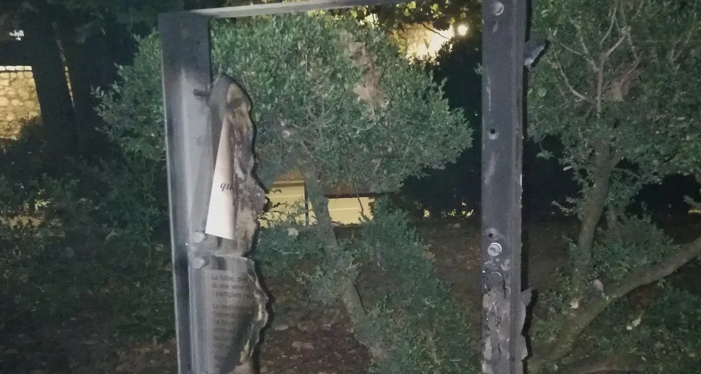 «Targa delle Foibe bruciata, gesto ignorante»