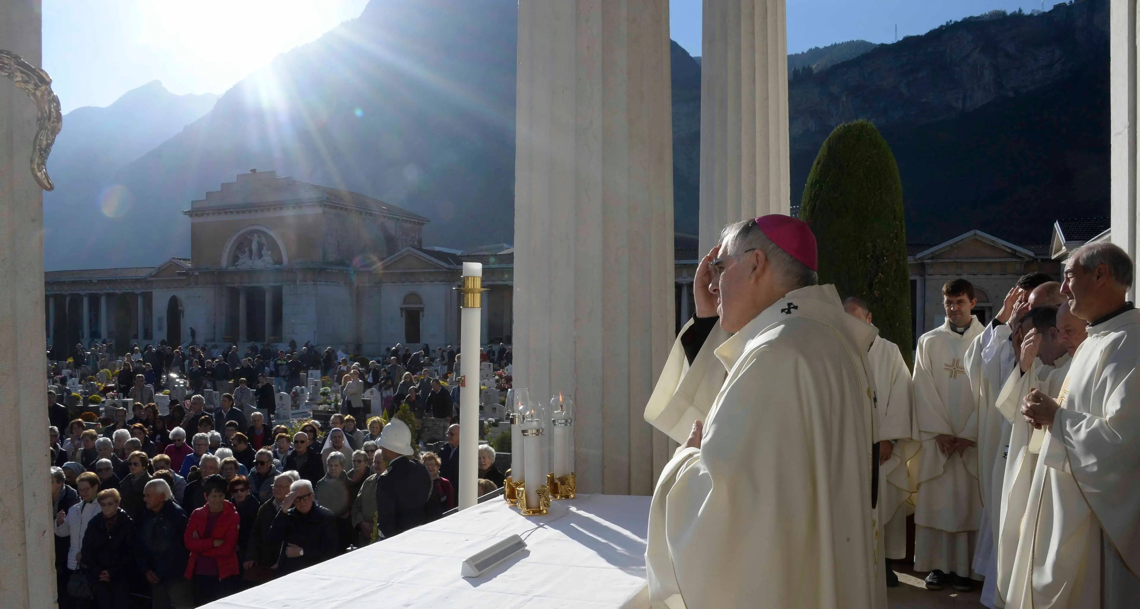 Ognissanti, monsignor Tisi: \"La vita non scorre in un' immagine digitale\"