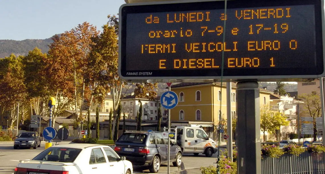 Torna il piano anti-smog, stop ai veicoli inquinanti