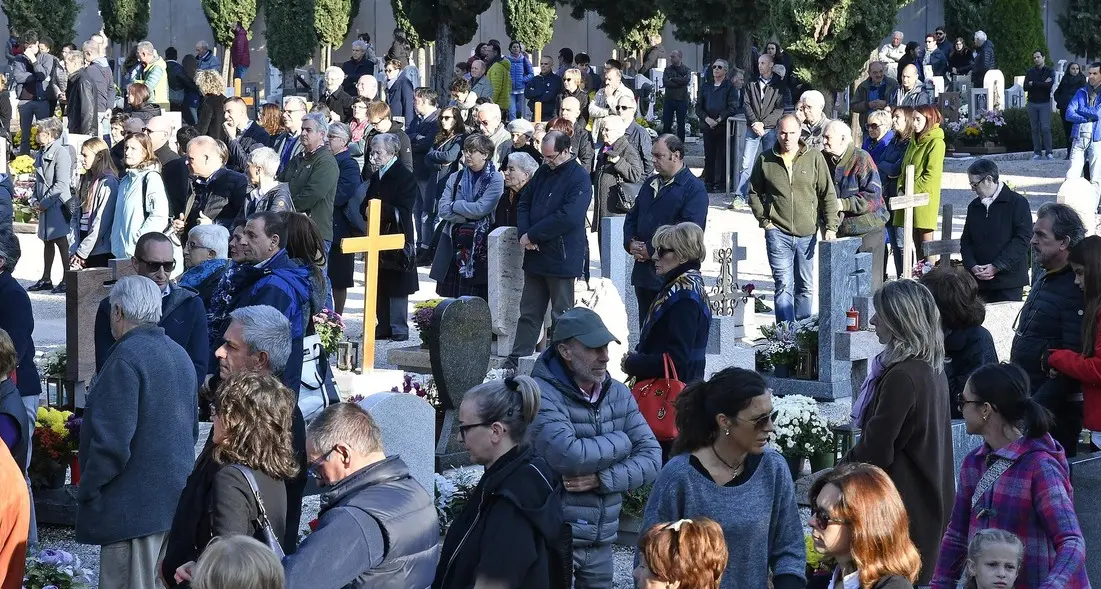 Cimiteri affollati per le visite ai defunti