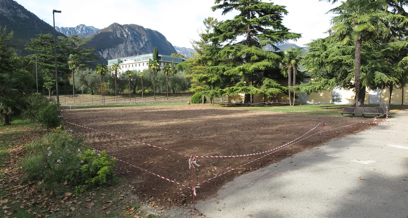 Miralago, via l’asfalto per il prato