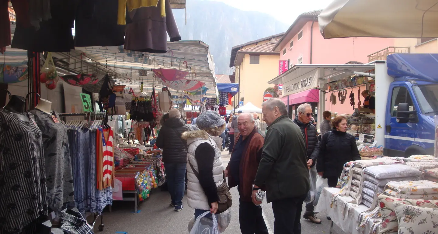Storo invasa da 110 bancarelle per la “Fiera dei Santi”