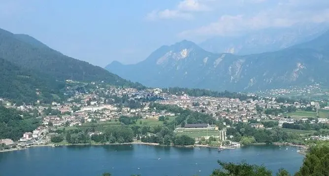Ottobre in riva al lago secco e caldo da record