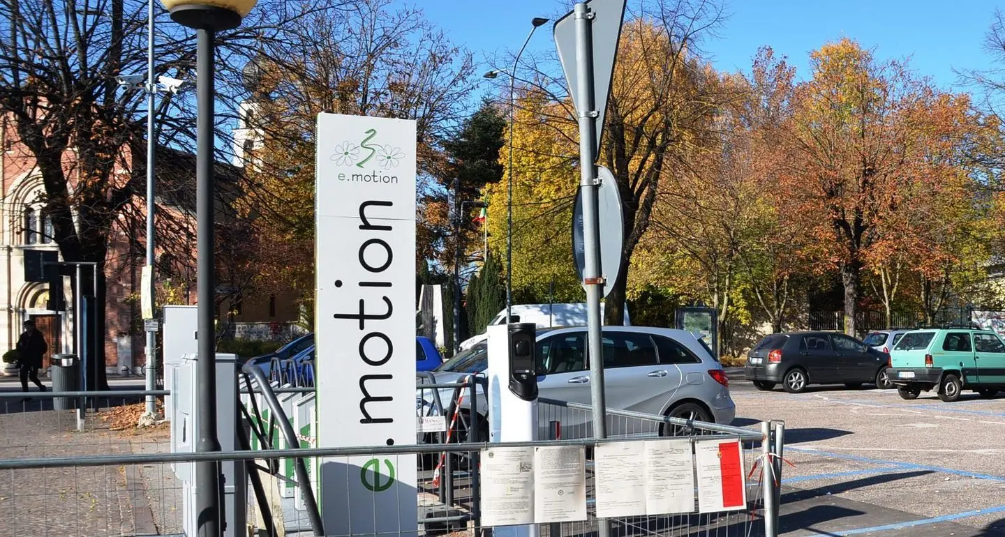 Sosta a tempo alla colonnina di ricarica veicoli elettrici