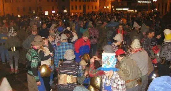 Predazzo, “giro de le aze” anticipa i fuochi