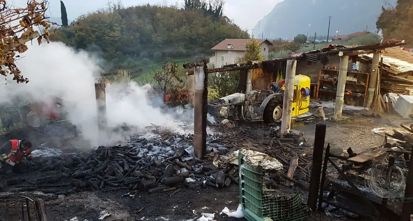Incendio a Ceole, in fumo deposito agricolo