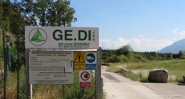 Sostanze pericolose al Vermione: la Procura sequestra la discarica