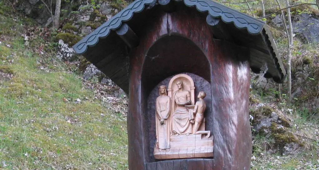 Sono spariti i fiori della Via Crucis