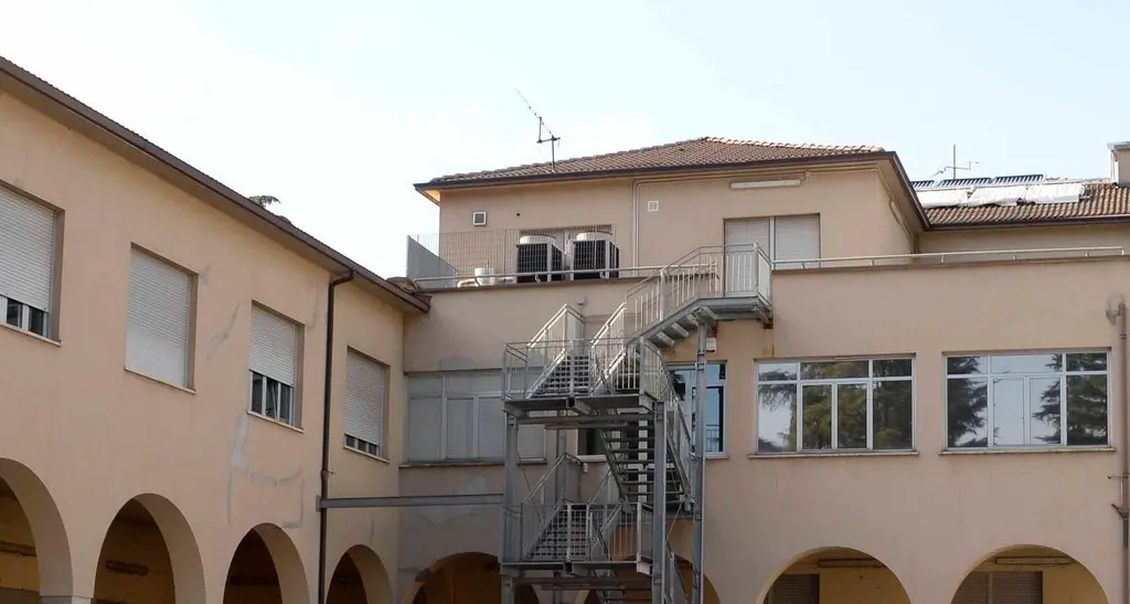 Istituto “Pertini”, via alla demolizione del corpo centrale