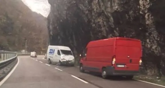 Va in contromano sul Bus de Vela e provoca un frontale