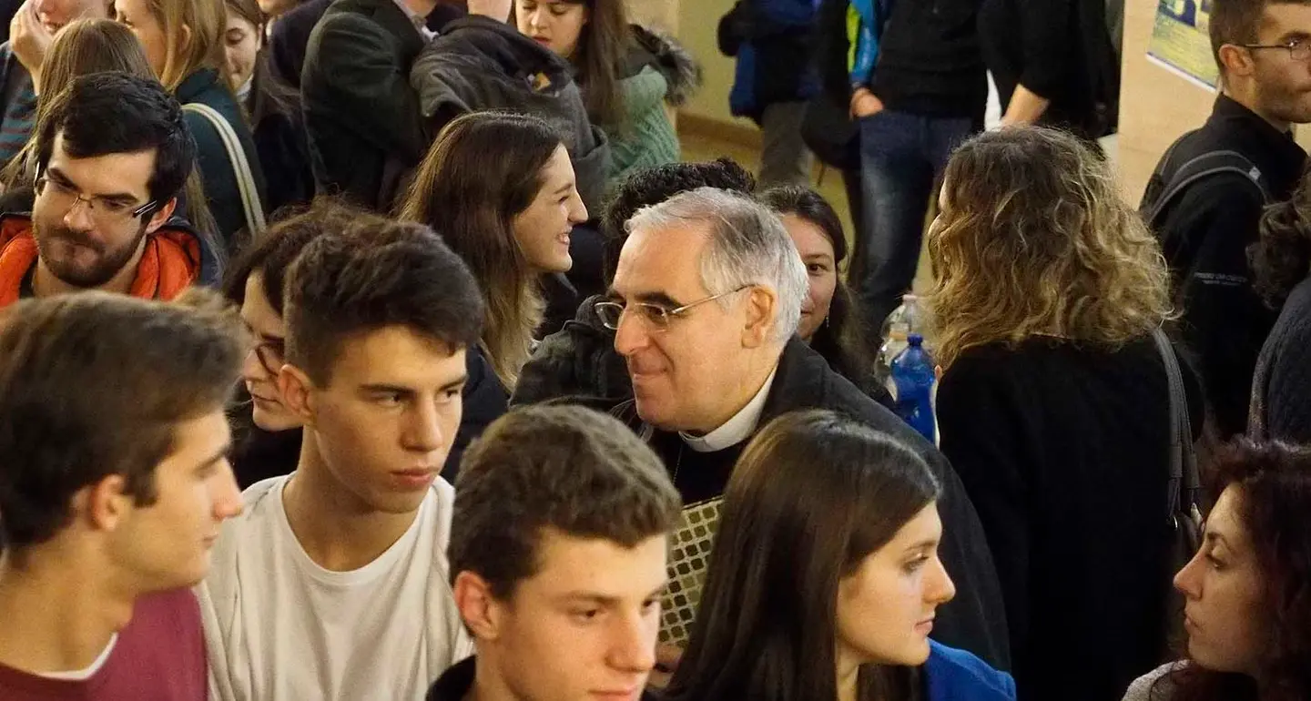 L’arcivescovo incontra i giovani e parla dei poveri