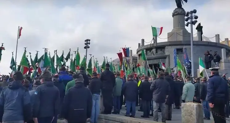 Centinaia di alpini al Passo del Tonale