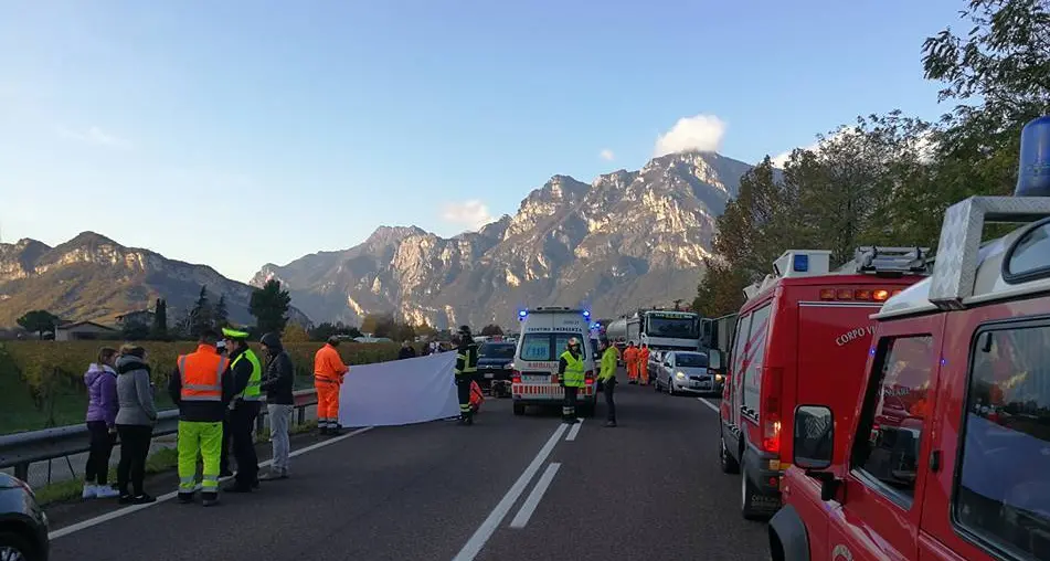 Schianto in Vespa, grave pensionato
