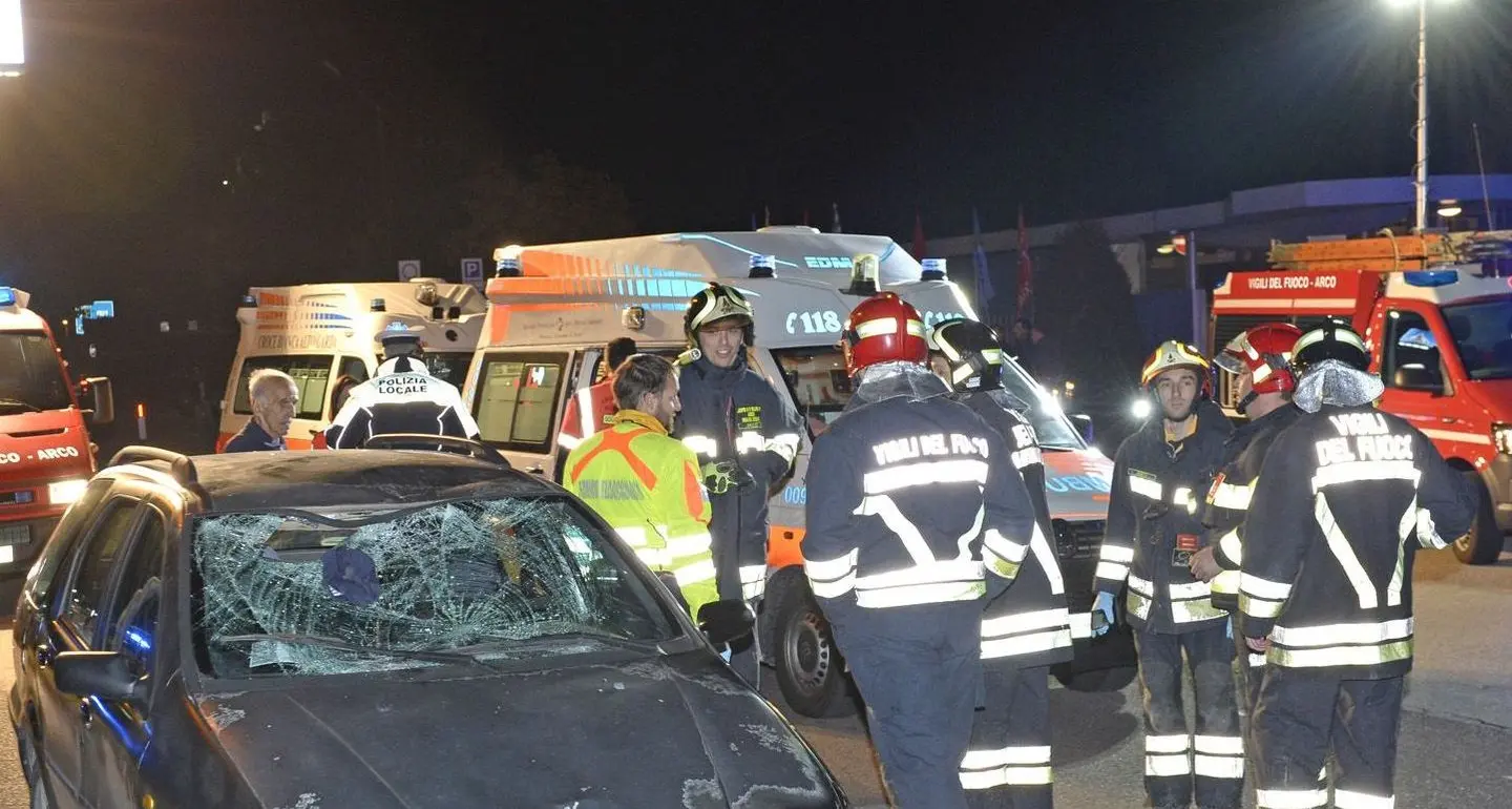 Operaio Aquafil falciato sulle strisce