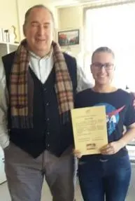 Il dirigente Felicetti premia le poetesse Sara e Alessandra