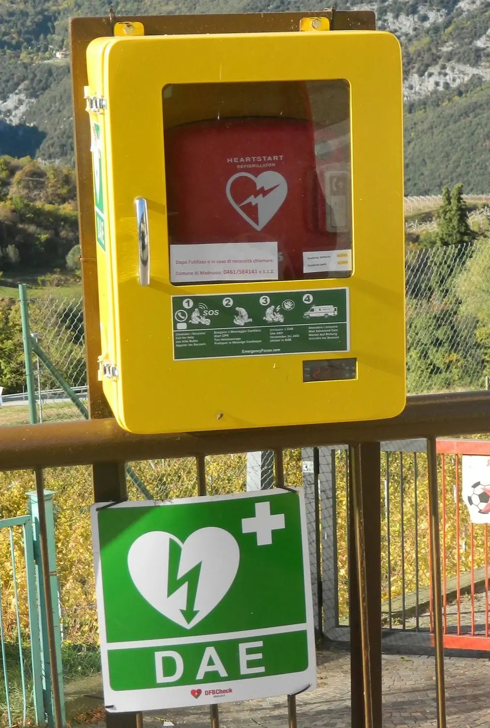 Cinque defibrillatori nel comune