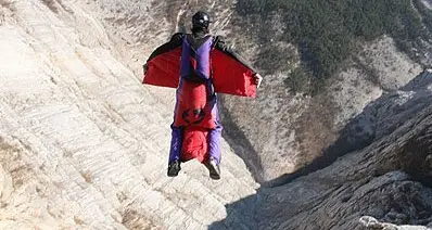 «Impossibile vietare il base jumping»