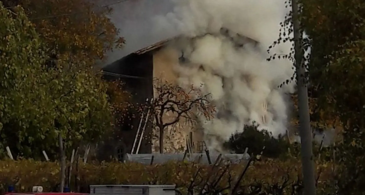 Legnaia in fiamme a Sant’Ilario, intervengono i pompieri