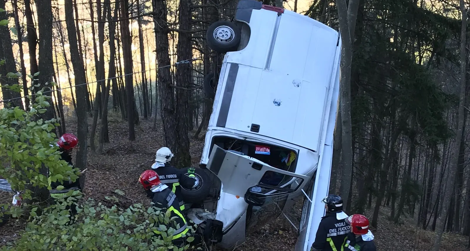 Furgone vola dalla strada del Menador, lo fermano gli alberi