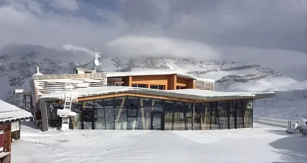 La prima neve abbraccia il rinnovato Chalet Spinale Fiat