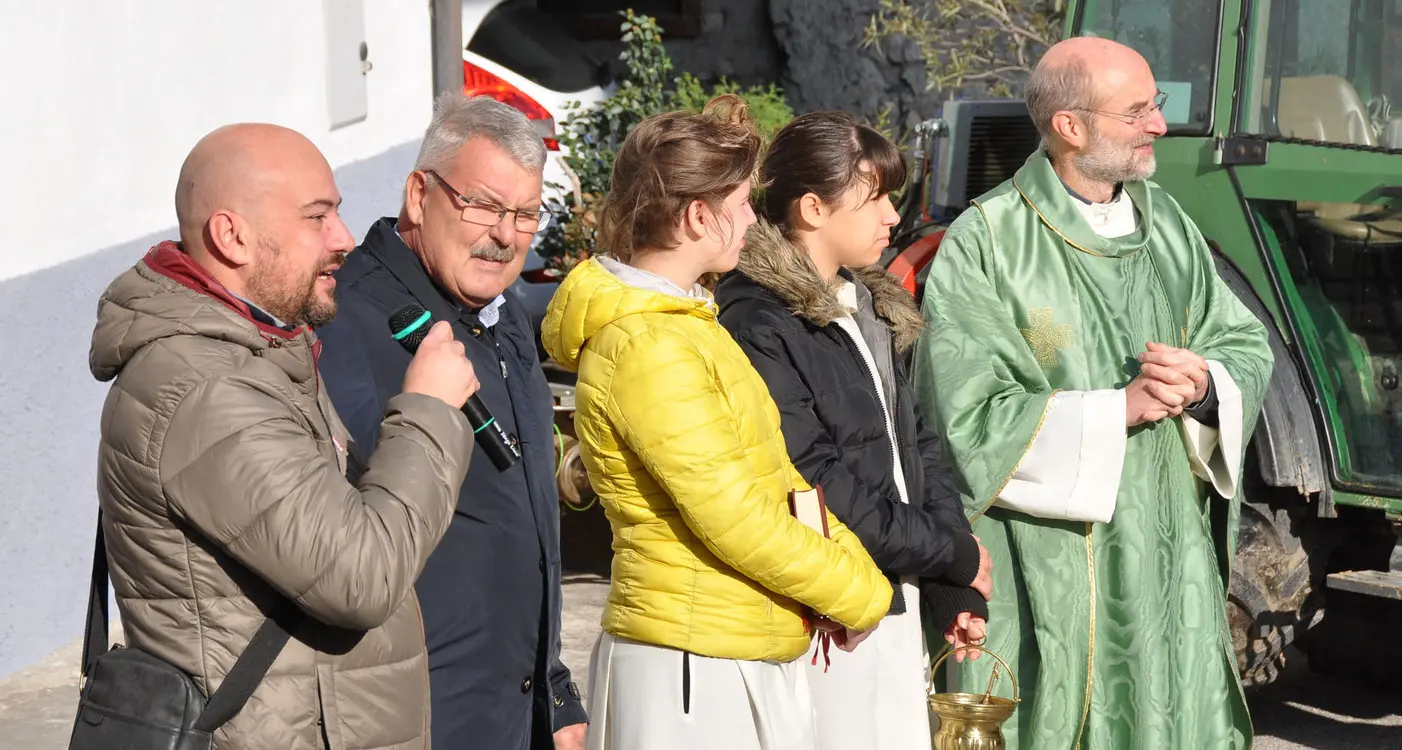 Fedeli e mezzi agricoli benedetti