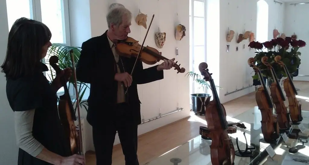 Violini e maschere di Paolo Frizzera