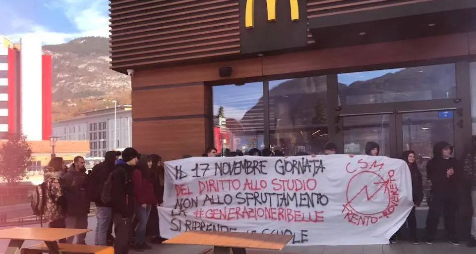 Studenti, blitz a McDonald’s: \"No alla scuola-lavoro\"