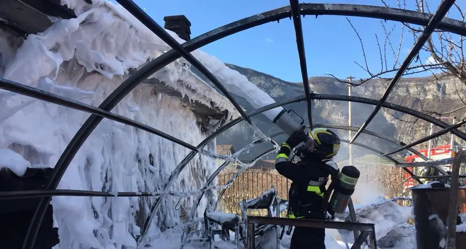 Fiamme a Gardolo, brucia una serra