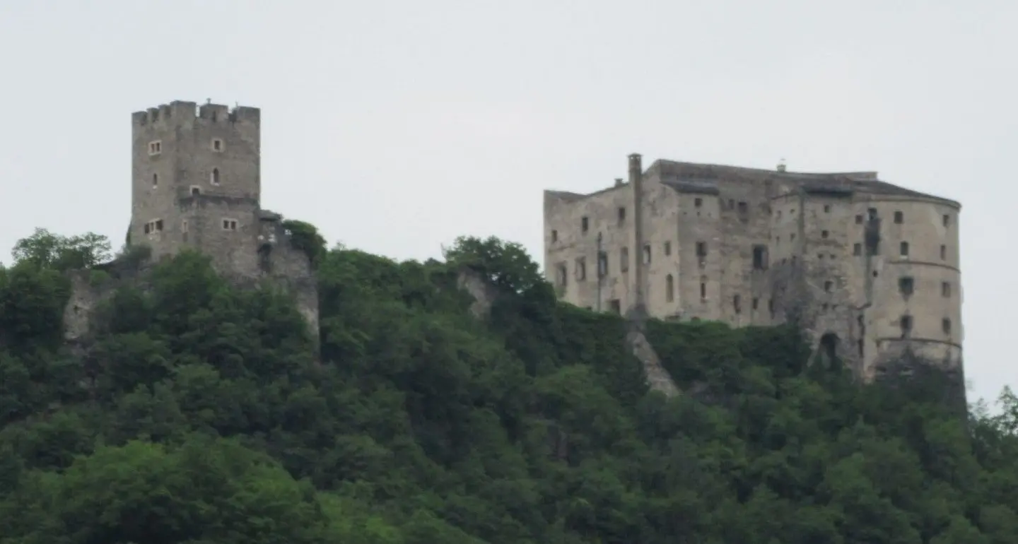 Il castello ora è un giallo e incombe la chiusura