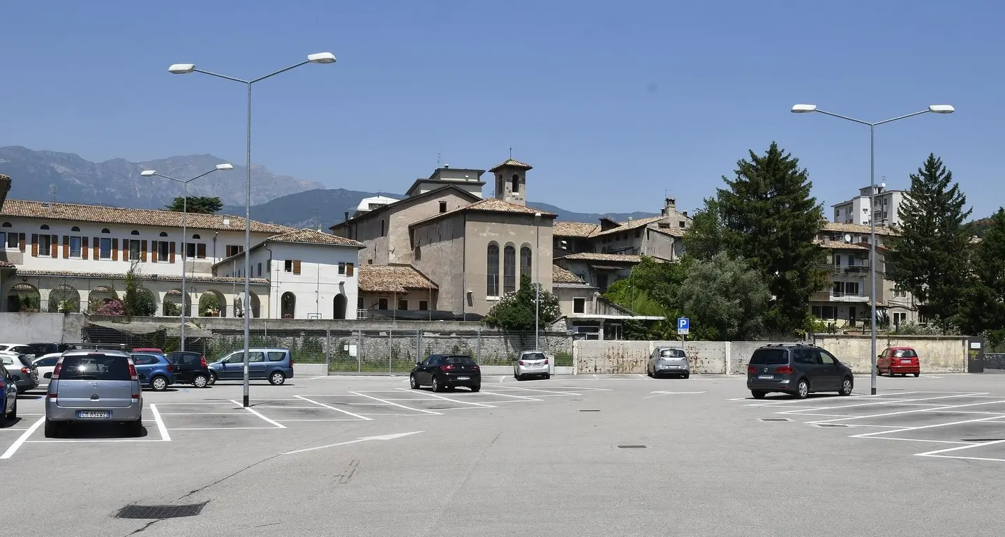 Follone, ore contate per la sosta gratuita