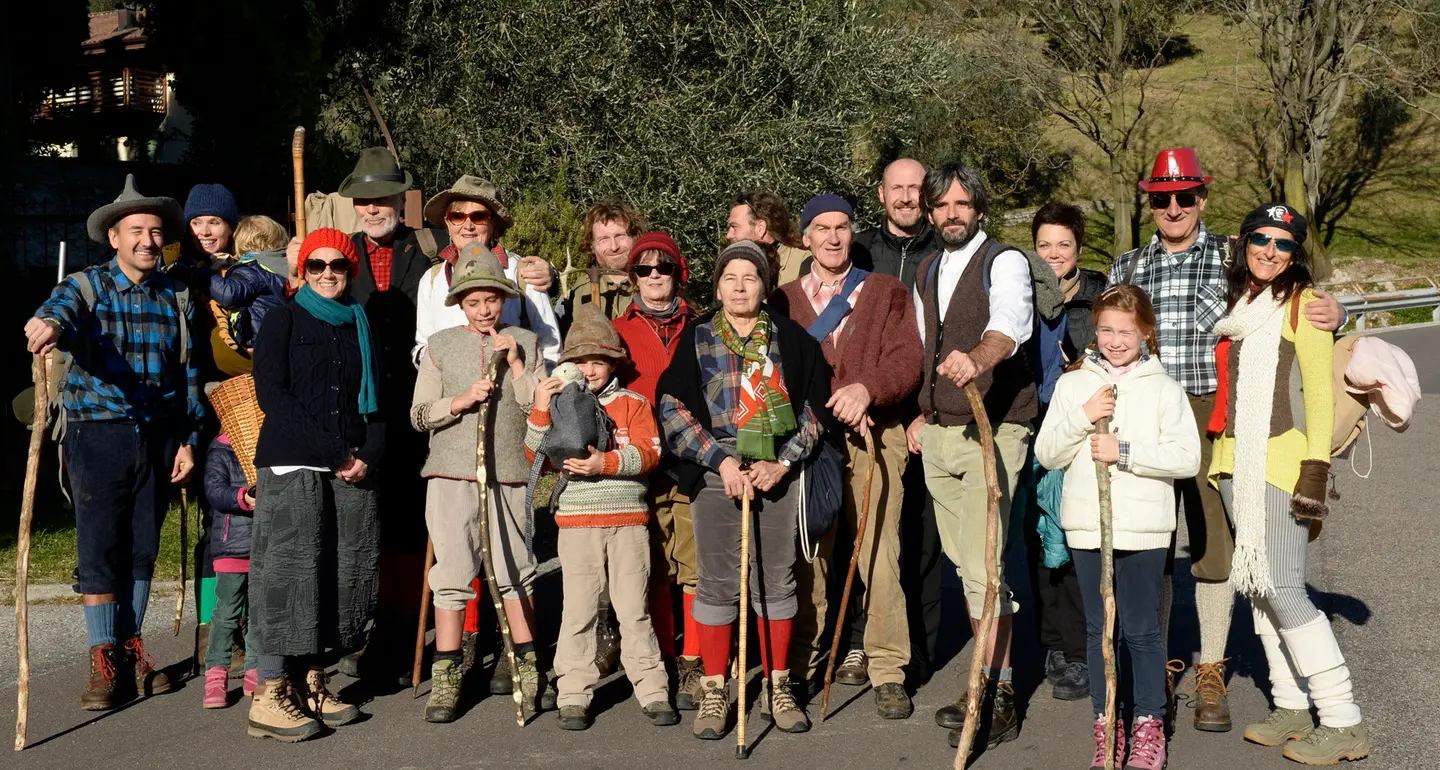 In montagna con abiti vintage