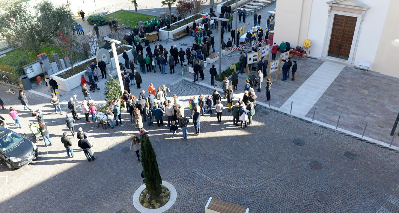 Varone, grande festa per la piazza rinnovata