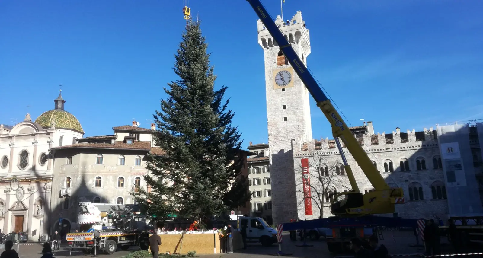 Piazza Duomo ha il suo albero di Natale