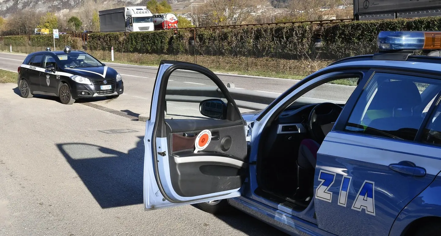 Si rovescia con il furgone: illeso