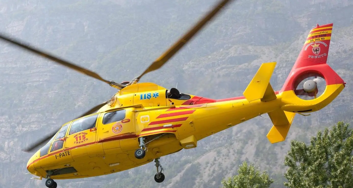 Boscaiolo si taglia alla gamba con la motosega
