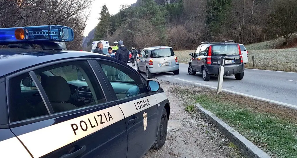 Ciclista cade per evitare una donna, gravissimo