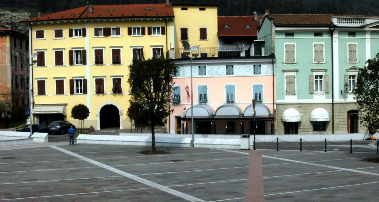Mori, rischio di cadute in piazza