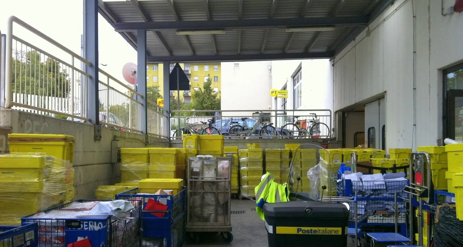 Posta a giorni alterni, i portalettere in piazza