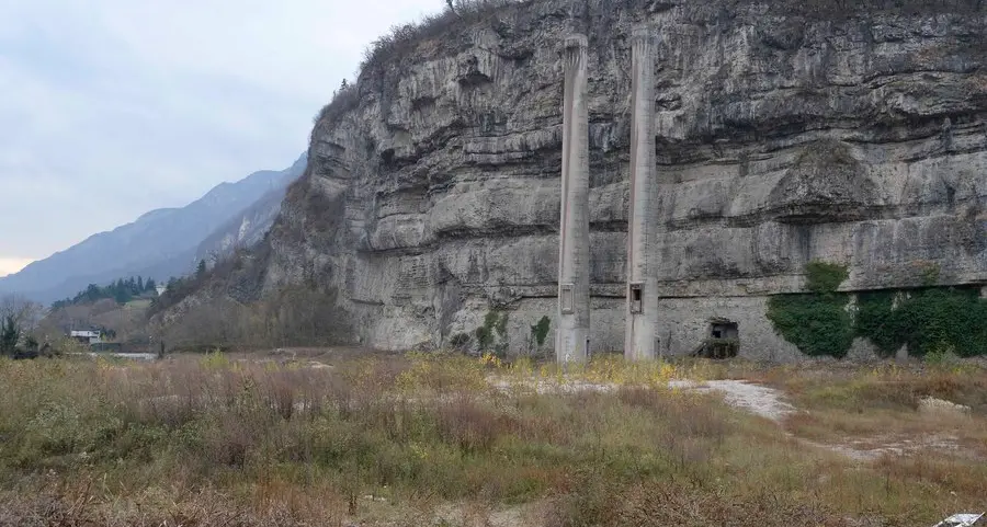 «Ex Italcementi, l’area è a rischio crolli»