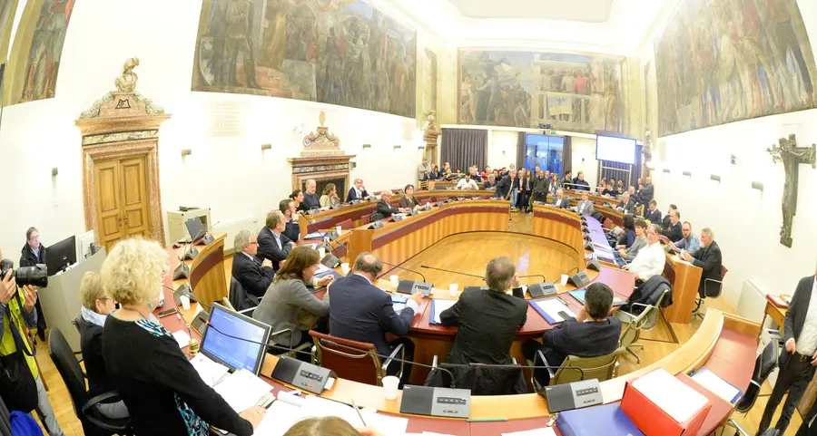 Nuova piscina, maggioranza divisa e consiglio nel caos