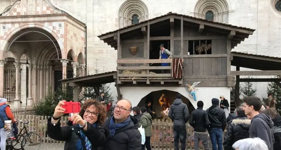 Trento, è già selfie-mania per il presepe di piazza Duomo