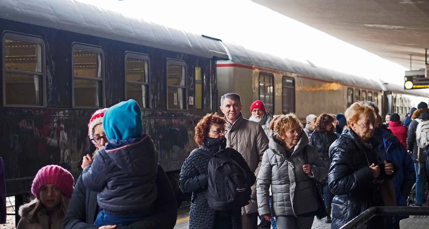Mercatino, il primo treno speciale porta 500 turisti in città