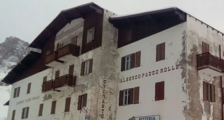 La Coop Lagorai inizia a demolire il vecchio albergo “Passo Rolle”