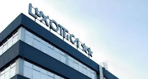 Rubano occhiali di marca dall'azienda per venderli su internet