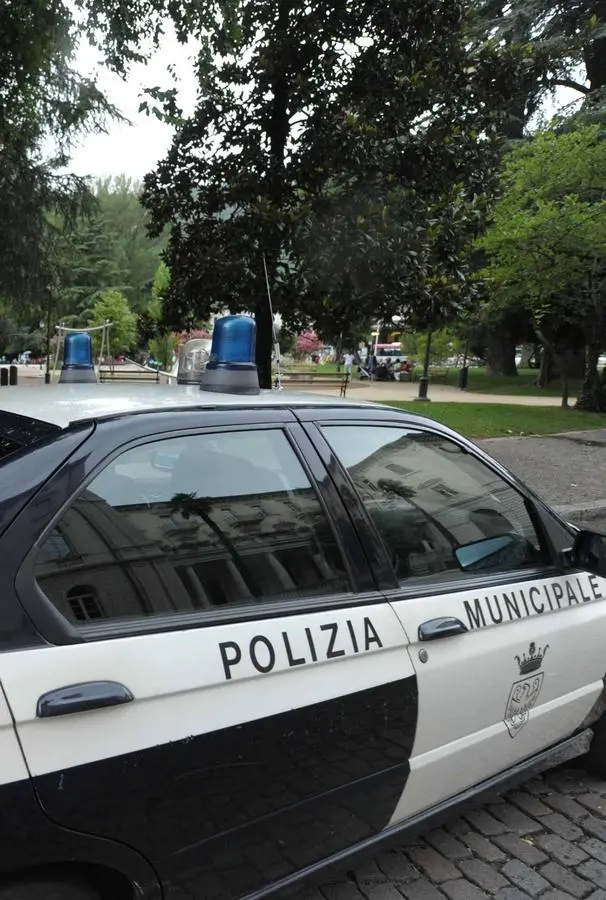 Lega e Agire: «Un atto vile, tuteliamo i nostri vigili»