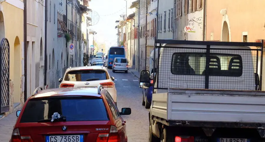 Via Stazione, i residenti chiedono il senso unico