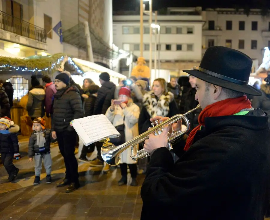Gruppo fiati piazza Battisti Notte bianca mercatino Natale 2017