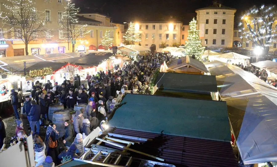 Notte bianca Mercatino Piazza di Fiera mercatino Natale 2017