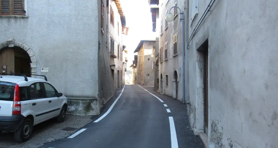 Ripavimentata la stretta di Madrano